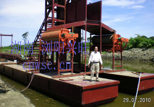 印尼挖鐵砂船